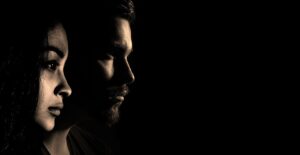 女性の一人暮らしでのつきまといに対処する方法は？