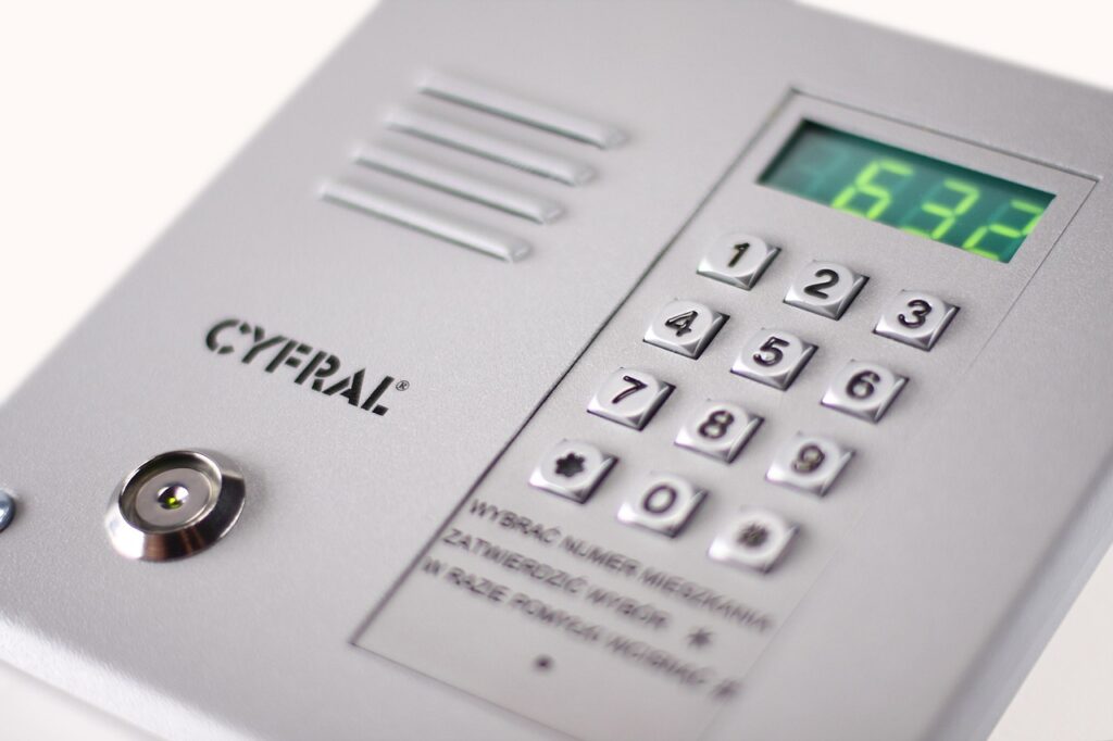 女性の一人暮らしでインターホンには出るべきなのか？