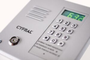 女性の一人暮らしでインターホンには出るべきなのか？