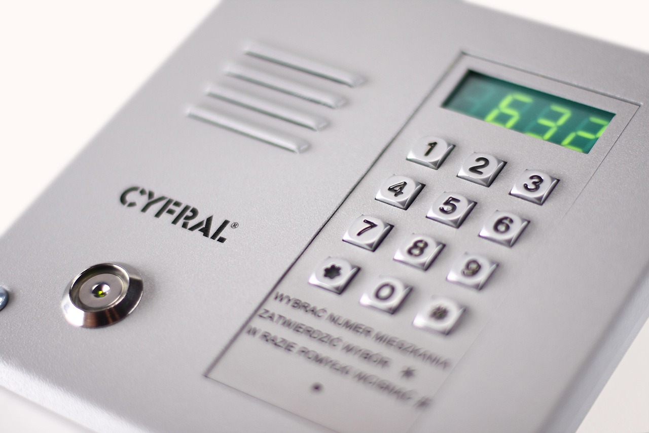 女性の一人暮らしでインターホンには出るべきなのか？