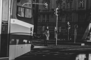 女性の一人暮らしで列車を使って戻る際の注意点は？