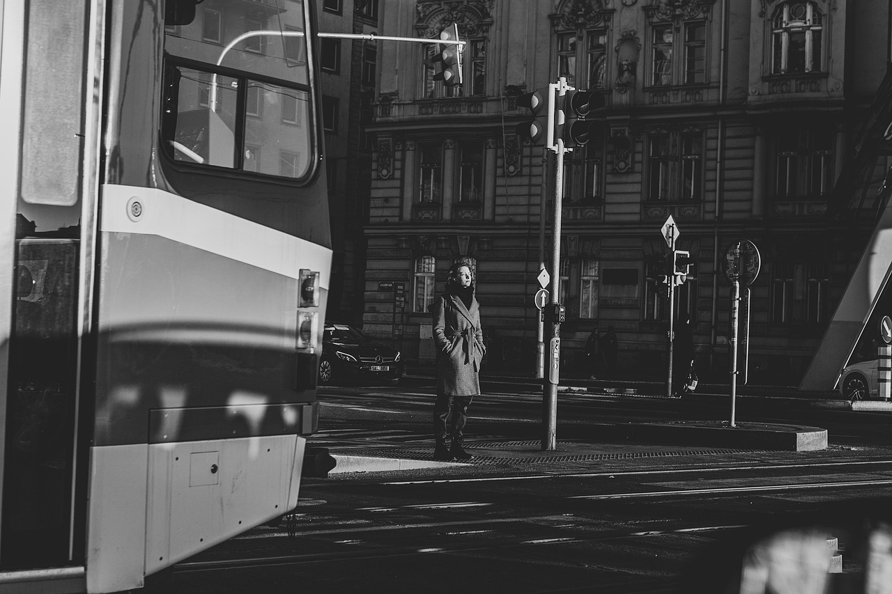 女性の一人暮らしで列車を使って戻る際の注意点は？