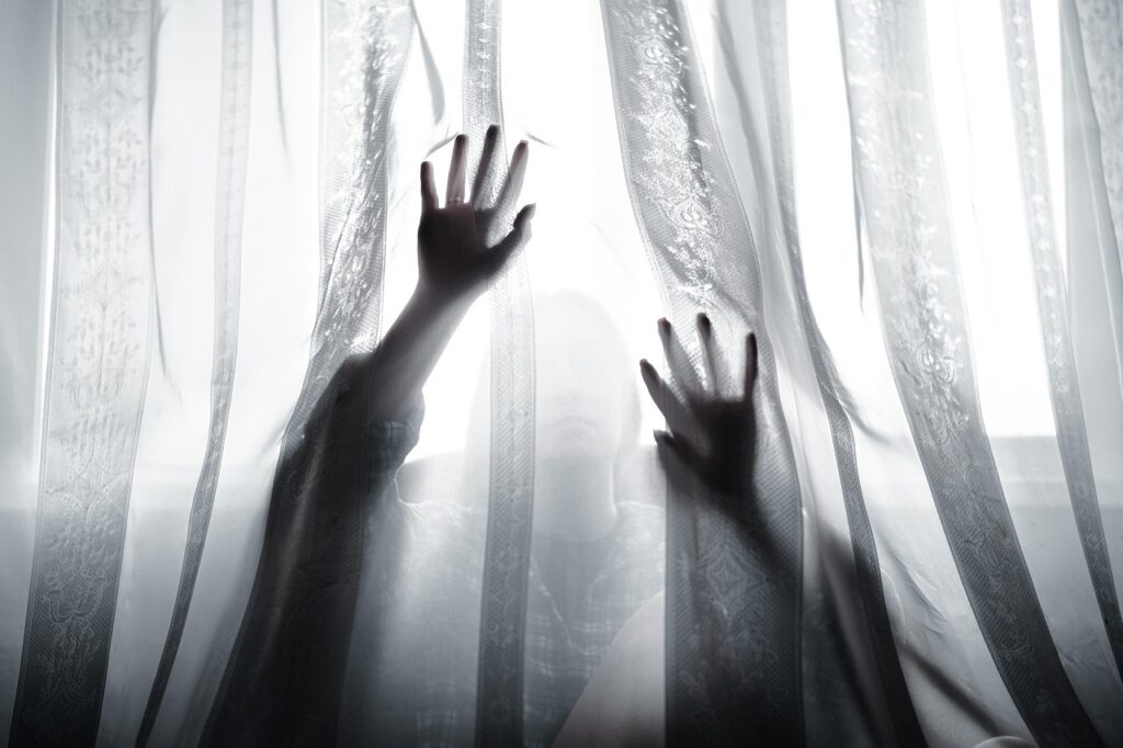 女性の一人暮らしに最適なカーテンのレース防犯対策は？