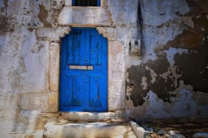 女性の一人暮らしで帰宅時にドア前で待たれないための対策は？