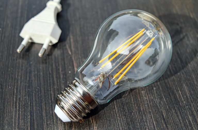 女性の一人暮らしで電気をつけっぱなしにすることは防犯にどう影響する？