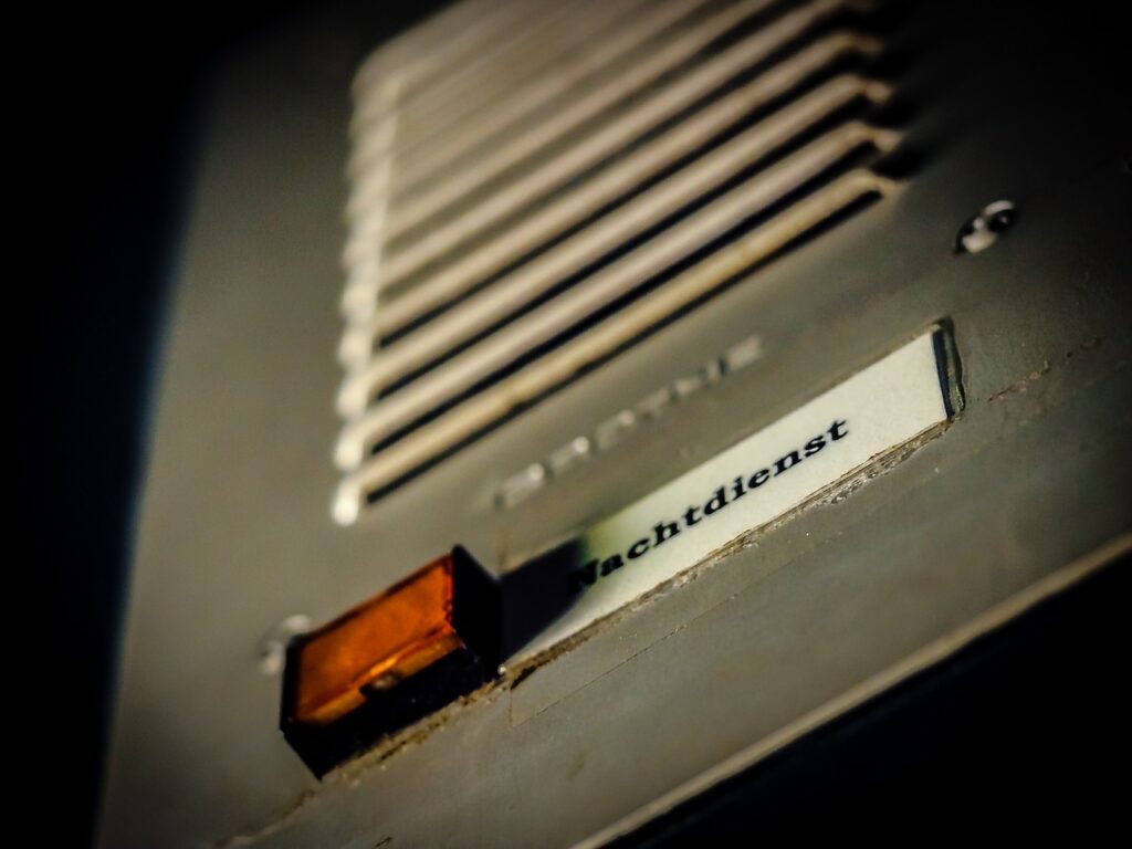 緊急通報サービスを一人暮らし向けに月額で比較するポイントは？