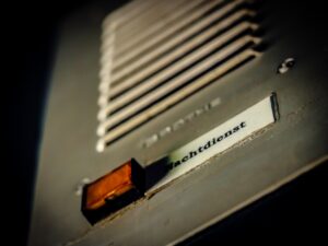 緊急通報サービスを一人暮らし向けに月額で比較するポイントは？