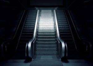 共用廊下や階段が暗い物件の対策にはどんな方法がある？