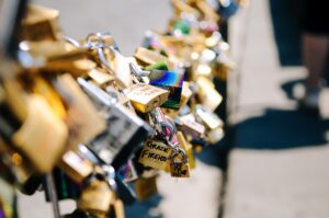 オートロックの玄関に住んでる人が知っておくべき防犯の追加対策は？