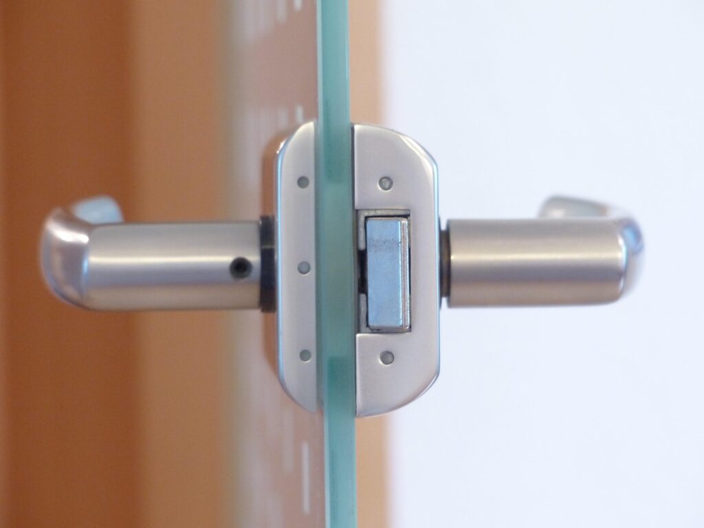 一人暮らしの玄関チェーンロックを強化する方法は？