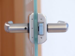 一人暮らしの玄関チェーンロックを強化する方法は？