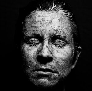 女性の一人暮らしにおける空き巣防犯意識を高める方法は？