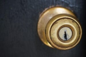 玄関ドアポストの防犯プレートの付け方は？