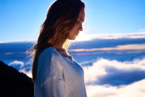 玄関前にたむろしてる人への効果的な対策は？